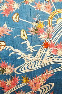 Kosode à motifs d'eaux vives, feuilles d'érable en automne et roues à maillets. Teinture yuzen sur un crêpe de soie chirimen bleu. Coll. Matsuzakaya, Tokyo[10].