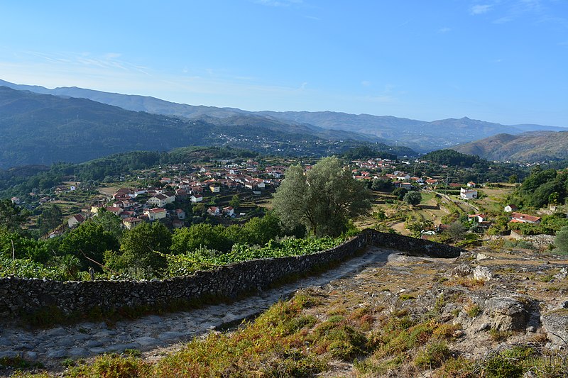 File:Lá além o Soajo.jpg