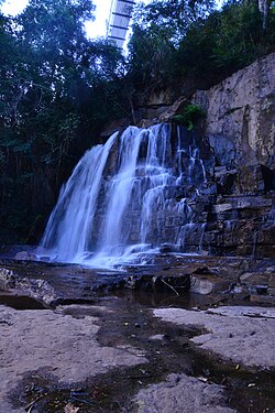 https://commons.wikimedia.org/wiki/File:La_Chute_sur_le_pont.jpg. Photograph: User: Danlie