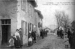 La Flachère, entrée du village, la gare du tram en 1912