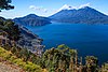 Jezero Atitlán a sopky z východu (6996008535).jpg