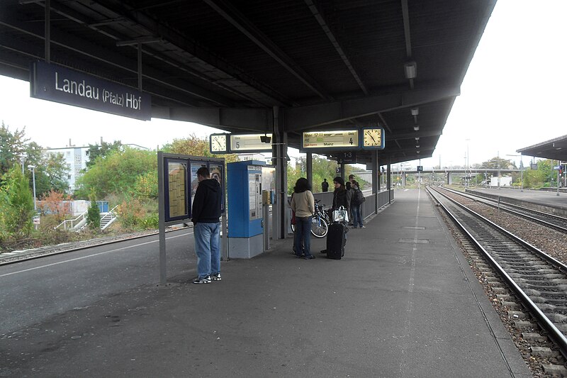 Datei:Landau (Pfalz) Hauptbahnhof- auf Bahnsteig zu Gleis 4 11.10.2009.JPG