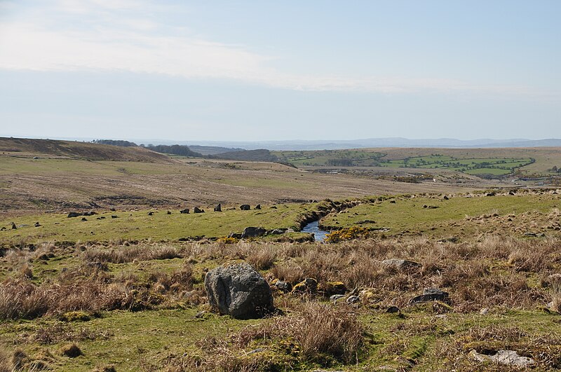 File:Lee Moor Leat and stone row below Great Trowlesworthy Tor (3206).jpg