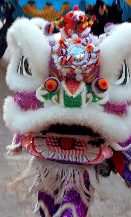 ไฟล์:Lion_dance_costume.jpg