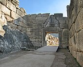 Poarta Leilor, construită în circa 1250 î.Hr., o clădire miceniană reprezentativă