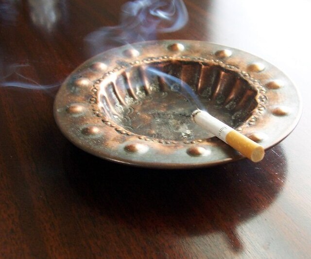 File:Full Ashtray.jpg - Wikimedia Commons