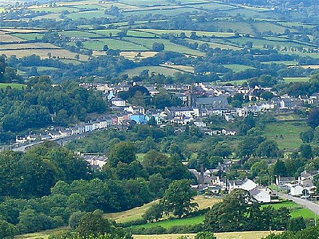 File:Llandeilo seen from hill to the south.jpg