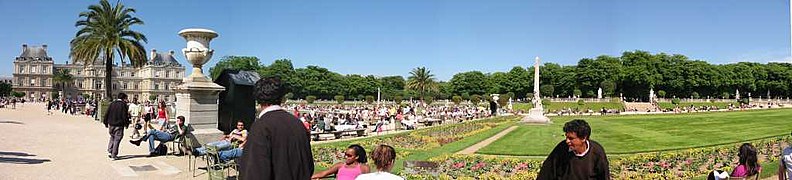 Vue panoramique sur le jardin du Luxembourg. À gauche, le palais du Luxembourg.