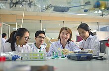 Students do practical work in international standard labs Moi truong hoc tap tai USTH .jpg