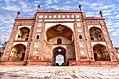 Il perimetro esterno del complesso presenta un grande portale d'ingresso, noto come "Bara Darwaza", che conduce all'Akbari Sarai.