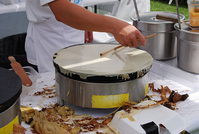 https://upload.wikimedia.org/wikipedia/commons/thumb/2/25/Making_the_crepe.jpg/640px-Making_the_crepe.jpg