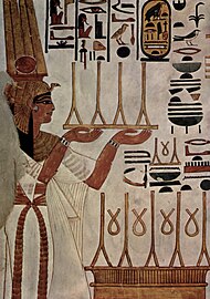Néfertari faisant l'offrande de tissus de lin aux dieux