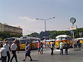 אוטובוסים מקומיים חונים בכיכר בשנת 2008