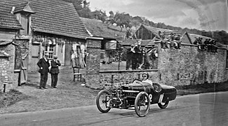 Marcel Dhôme sobre Ciclista Darmont-Morgan 500 cm3 en la subida de la colina de Gaillon el 25-9-1927, .jpg