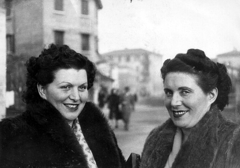 File:Maria Luisa and Sara Palagini in Bologna on 1947.jpg