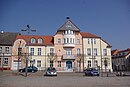 Marktplatz (Grundriss und allgemeine Aufrissproportionen) mit Stadtkirche (Außenbau) und den Wohnhäusern