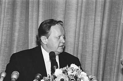 Ahtisaari holding a press conference during the 1994 presidential election