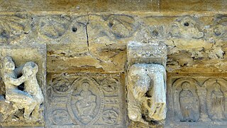 Portail sud : modillons (Samson maîtrisant le lion et centaure contorsionné) et métopes sculptées (Christ en majesté)