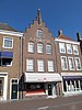 Pand met trapgevel, herbouw architectuur, gebouw in gebruik als winkel C.F. Diesch in Wederopbouwstijl-historiserend stijl