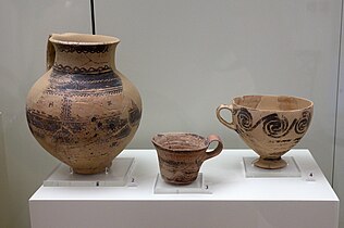 Poterie, tombe λ du cercle B à Mycènes : Jarre, LH I, 1600-1500 BC. ; tasse du type Vaphio, MH III, 1700-1600 avJC. ; coupe, LH I, 1600-1500 avJC. AAM.