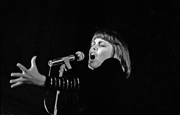 Photo Mireille Mathieu via Wikidata