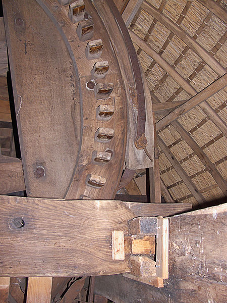 File:Molen Laurentia kap bovenwiel ijzerbalk (1).jpg