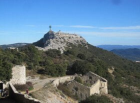 Vista de la cumbre oriental del monte Caume desde la cumbre occidental.