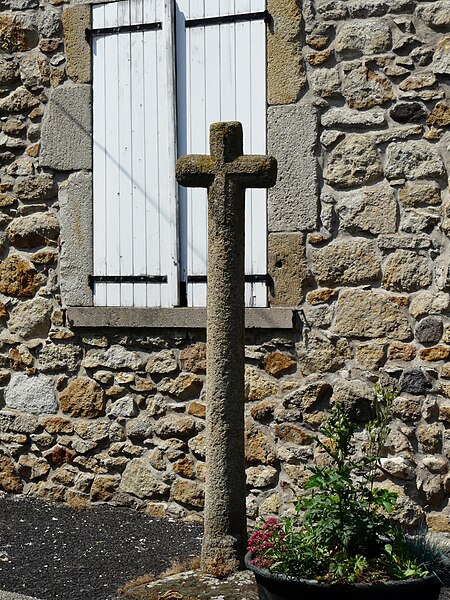 File:Montpeyroux (63) croix (pl des croix vieilles).JPG