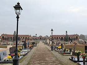 Panoramic view of the old section standing on the main pathway immediately after the entrance (from south to north)