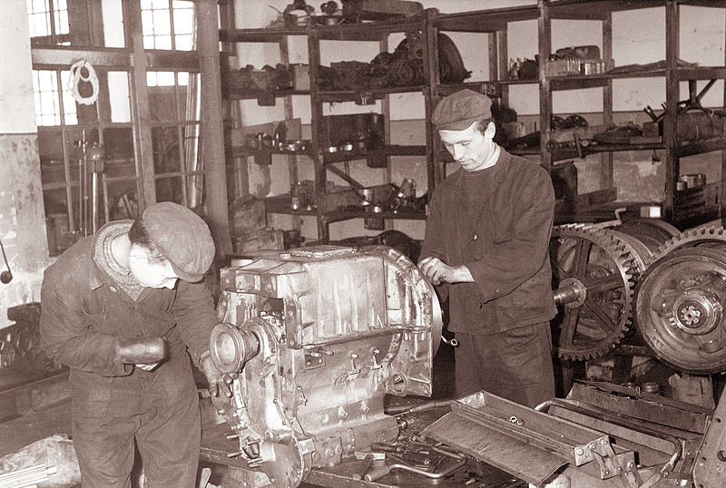 File:Motorni oddelek v Agrotehniki-servisu Ljutomer 1962.jpg
