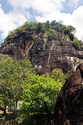 <span class="mw-page-title-main">Mulkirigala Raja Maha Vihara</span> Buddhist temple in Sri Lanka