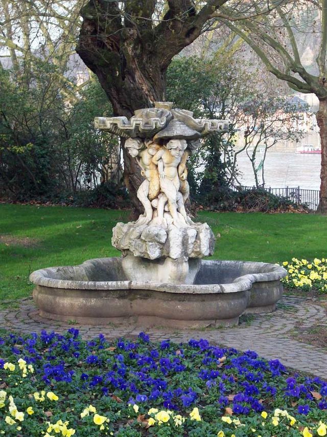 File:Muschelbrunnen.jpg