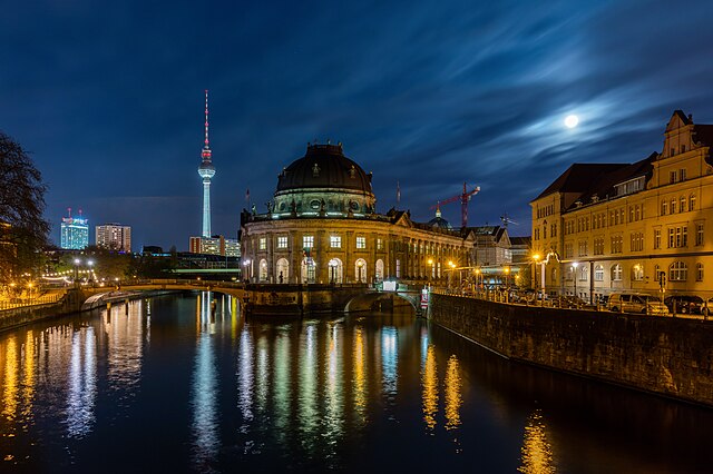 Музей Боде на Музейном острове в Берлине в лунном свете