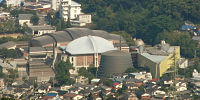 長崎県立総合体育館と、隣接する長崎市科学館