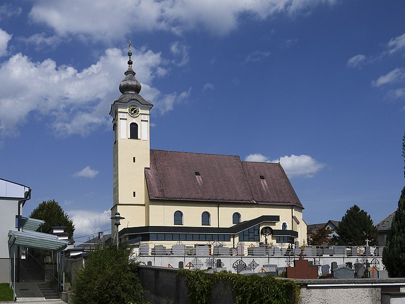 File:Neukirchen an der Vöckla Kirche.JPG