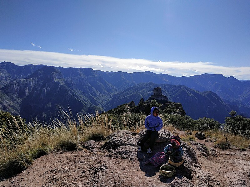 File:Niños en las Barrancas del Cobre, Chihuaha.jpg