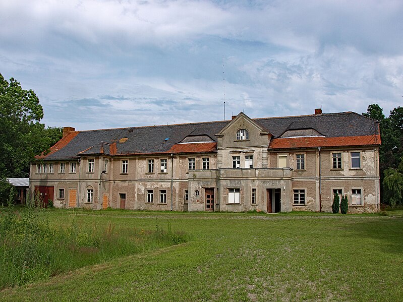 File:Niesky Oedernitz Herrenhaus.jpg