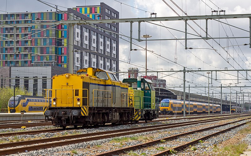 File:Nijmegen Shunter 203 102 met Nedtrain 702 op sleep (17381528751).jpg