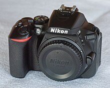 Description de l'image Nikon D5600 Front (cropped).jpg.