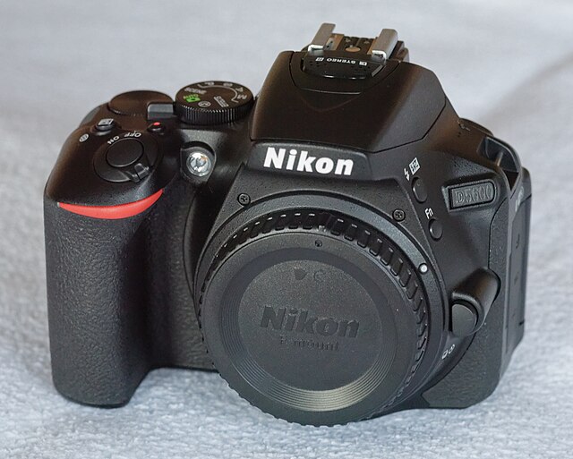 Nikon D5600 - Wikipedia