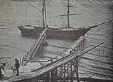 Lossing av isblokker for handelsfrakt med båt sist på 1800-tallet. Foto: Fra Nordahl Rolfsens Norge i det nittende aarhundrede utgitt i 1900