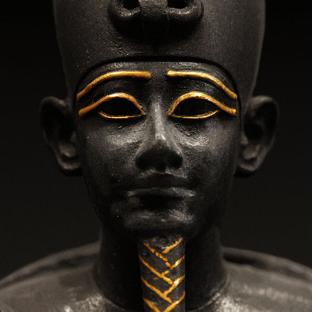 Détail d'une statuette d’Osiris assis, basse époque égyptienne, 664-332 avant J.-C., bronze incrusté d'or (département des Antiquités égyptiennes, musée du Louvre).\n (définition réelle 1 737 × 1 740)