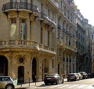 23 Avenue Messine (слева) и 6 rue Massine (справа) показывают более сдержанный стиль поздних работ Лавиротта (1906-07)