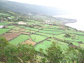 Von der Grenze zu Lajes do Pico aus hat man einen Blick auf die Pfarrei Ribeiras in Richtung Piedade