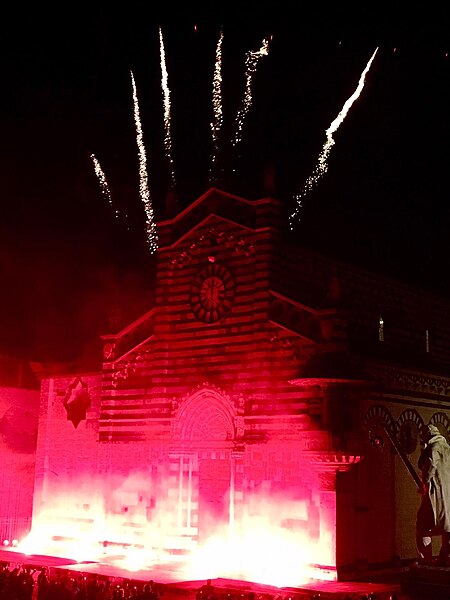 File:PIazza Duomo (Prato) - Corteggio Storico 2019 - Fuochi d'artificio 1.jpg