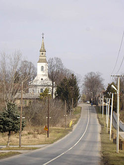 Главная улица и католическая церковь