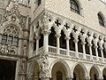 Fachada do Palácio Ducal, com a Porta della Carta à esquerda