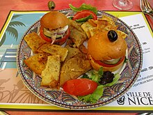 Assiette composée de mini pan bagnat, socca, et pissaladière, du Vieux-Nice