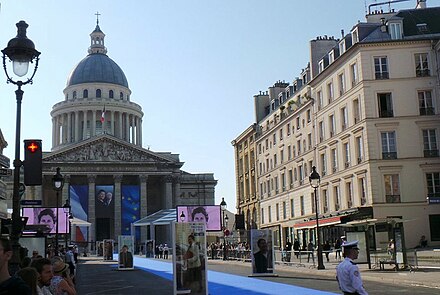Le Panthéon et la rue Soufflot aménagés pour la cérémonie.