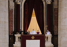 Francis appears in public for the first time as pope, at St. Peter's Basilica balcony, 13 March 2013 Papa Francisco recien elegido 2.jpg